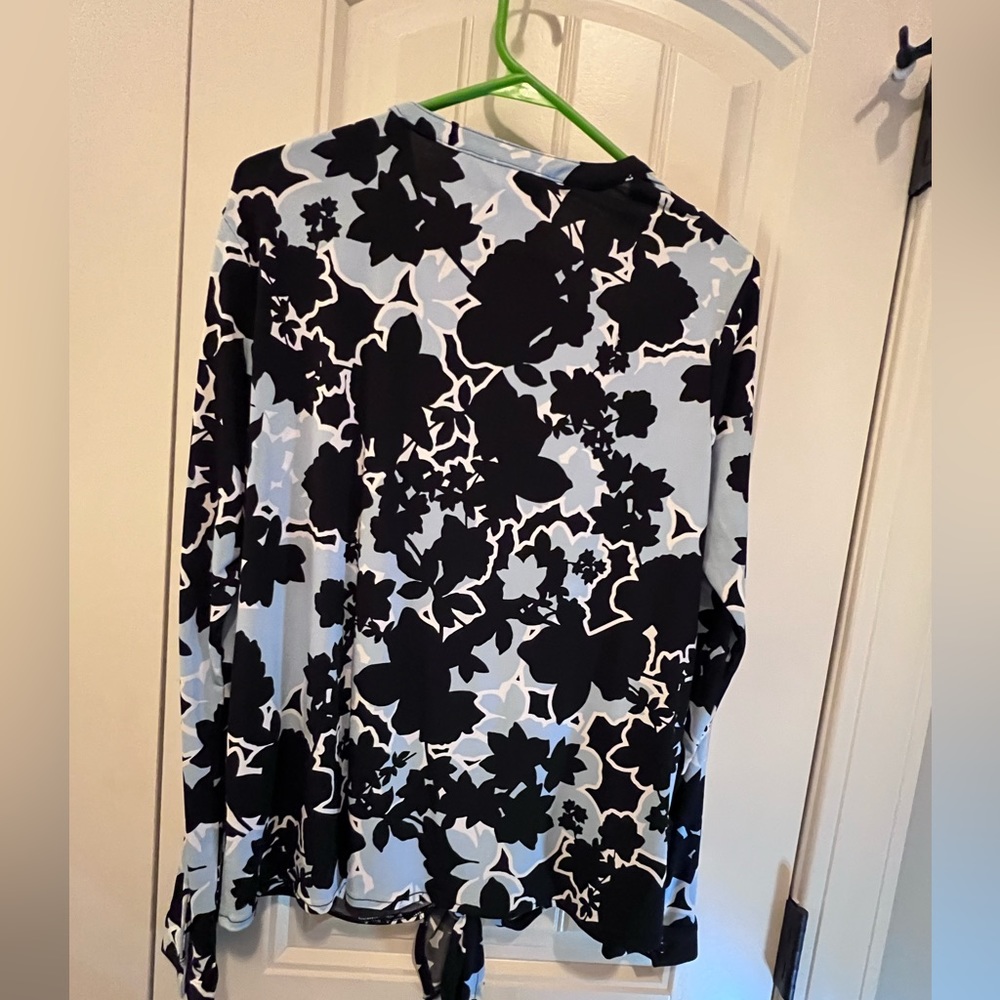 Beautiful blouse. Nice to wear out casual can be dressed up with some pants